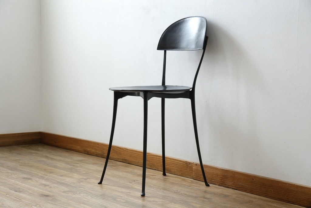 中古　希少品　イタリア　ザノッタ(zanotta)　TONIETTA(トニエッタ)シリーズ　本革　優雅なフォルムが魅力的なレザーチェア　定価約17万円　(R-061386)