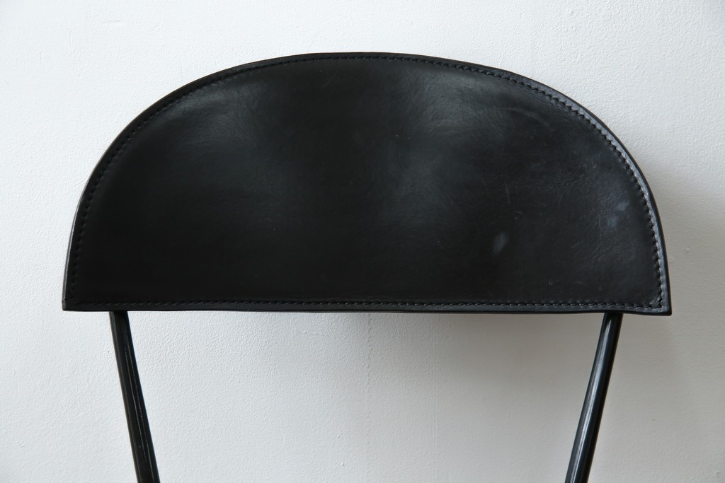 中古　希少品　イタリア　ザノッタ(zanotta)　TONIETTA(トニエッタ)シリーズ　本革　優雅なフォルムが魅力的なレザーチェア　定価約17万円　(R-061386)