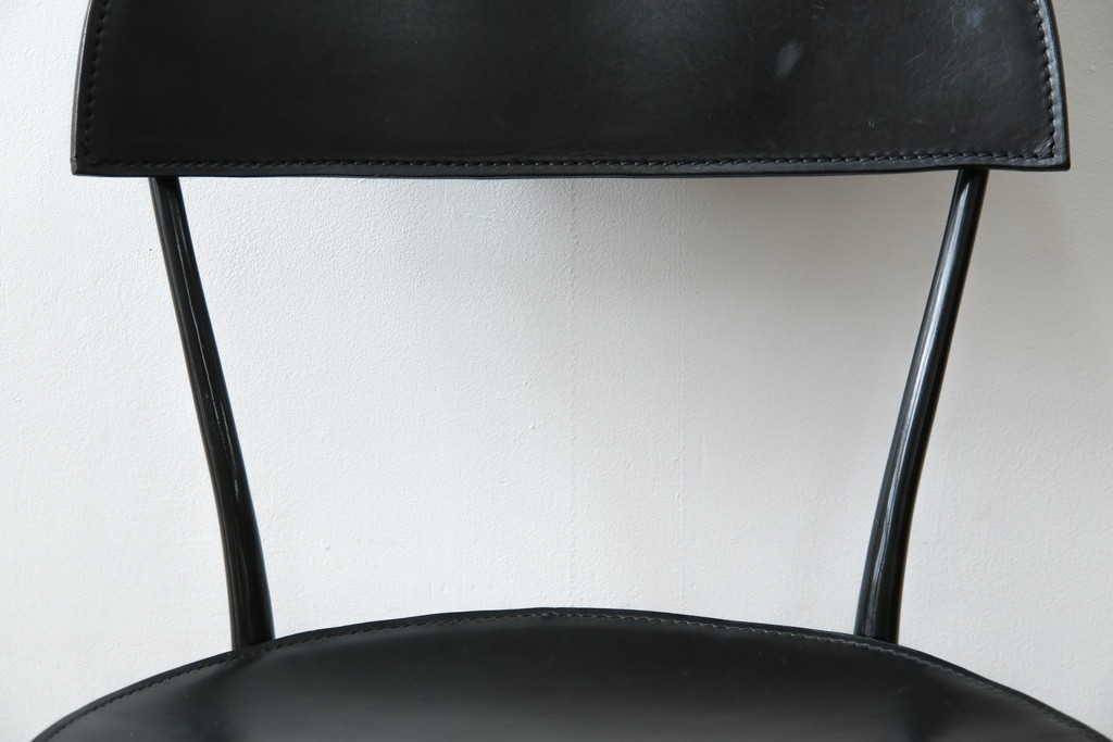 中古　希少品　イタリア　ザノッタ(zanotta)　TONIETTA(トニエッタ)シリーズ　本革　優雅なフォルムが魅力的なレザーチェア　定価約17万円　(R-061386)