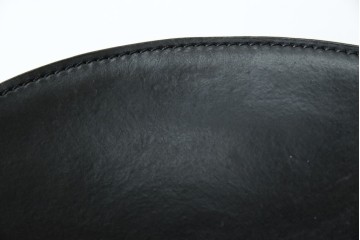 中古　希少品　イタリア　ザノッタ(zanotta)　TONIETTA(トニエッタ)シリーズ　本革　優雅なフォルムが魅力的なレザーチェア　定価約17万円　(R-061386)