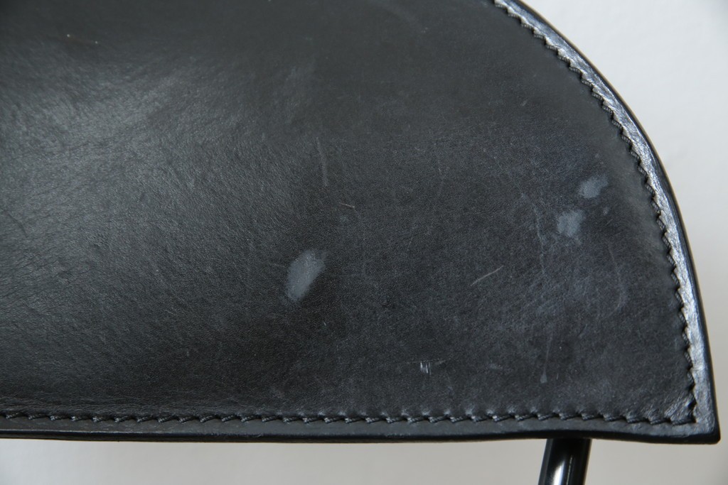 中古　希少品　イタリア　ザノッタ(zanotta)　TONIETTA(トニエッタ)シリーズ　本革　優雅なフォルムが魅力的なレザーチェア　定価約17万円　(R-061386)