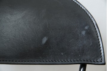 中古　希少品　イタリア　ザノッタ(zanotta)　TONIETTA(トニエッタ)シリーズ　本革　優雅なフォルムが魅力的なレザーチェア　定価約17万円　(R-061386)