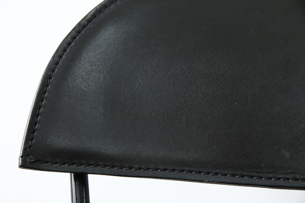 中古　希少品　イタリア　ザノッタ(zanotta)　TONIETTA(トニエッタ)シリーズ　本革　優雅なフォルムが魅力的なレザーチェア　定価約17万円　(R-061386)