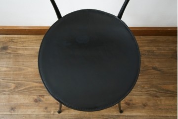 中古　希少品　イタリア　ザノッタ(zanotta)　TONIETTA(トニエッタ)シリーズ　本革　優雅なフォルムが魅力的なレザーチェア　定価約17万円　(R-061386)