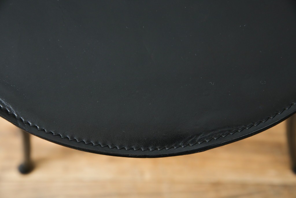 中古　希少品　イタリア　ザノッタ(zanotta)　TONIETTA(トニエッタ)シリーズ　本革　優雅なフォルムが魅力的なレザーチェア　定価約17万円　(R-061386)