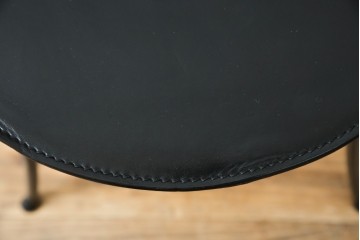 中古　希少品　イタリア　ザノッタ(zanotta)　TONIETTA(トニエッタ)シリーズ　本革　優雅なフォルムが魅力的なレザーチェア　定価約17万円　(R-061386)