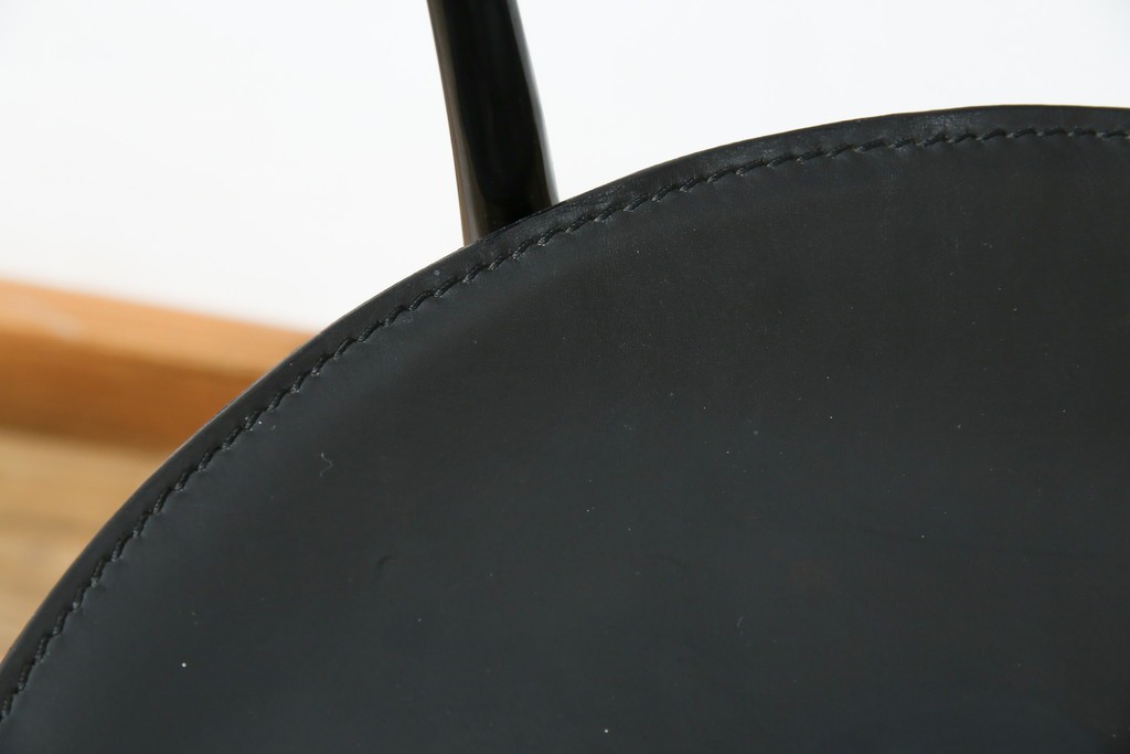 中古　希少品　イタリア　ザノッタ(zanotta)　TONIETTA(トニエッタ)シリーズ　本革　優雅なフォルムが魅力的なレザーチェア　定価約17万円　(R-061386)