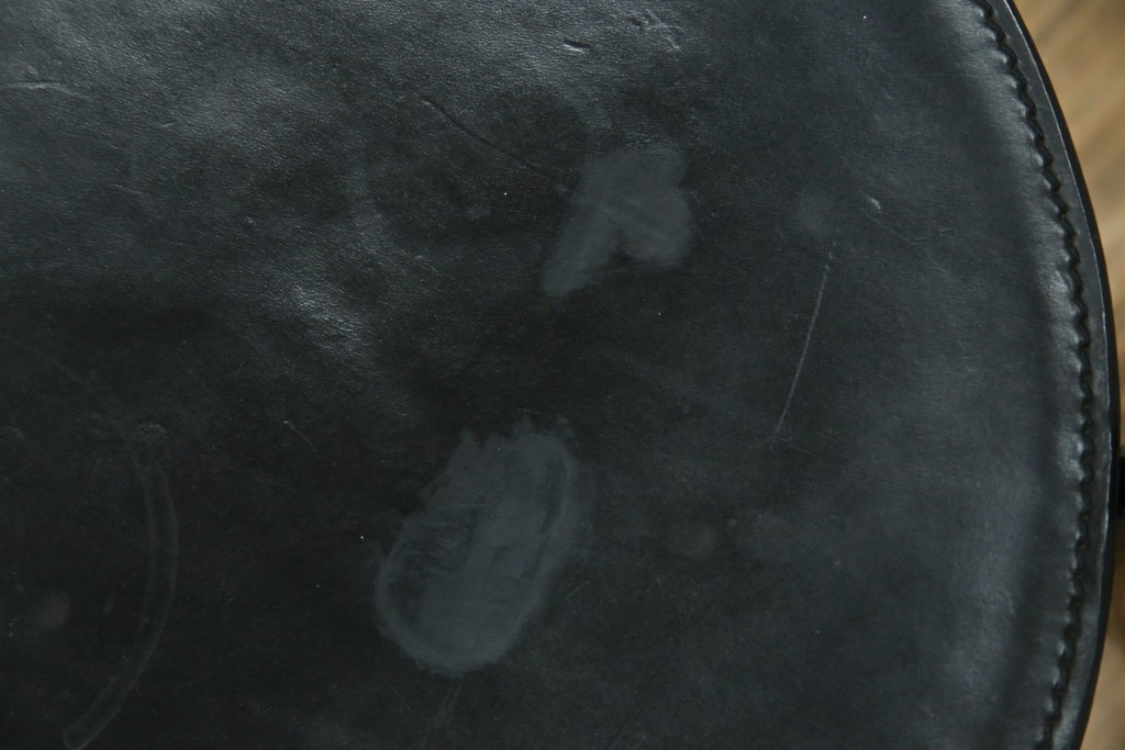 中古　希少品　イタリア　ザノッタ(zanotta)　TONIETTA(トニエッタ)シリーズ　本革　優雅なフォルムが魅力的なレザーチェア　定価約17万円　(R-061386)