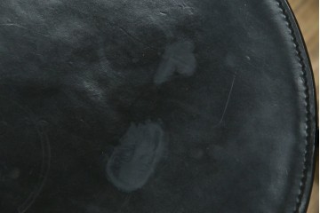 中古　希少品　イタリア　ザノッタ(zanotta)　TONIETTA(トニエッタ)シリーズ　本革　優雅なフォルムが魅力的なレザーチェア　定価約17万円　(R-061386)