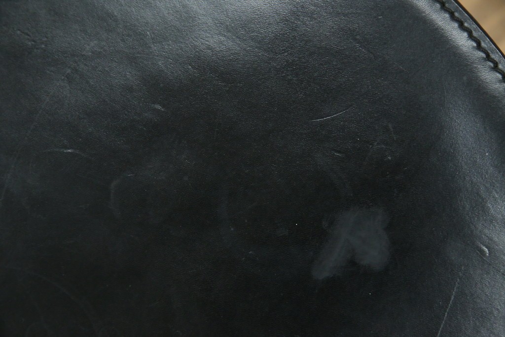 中古　希少品　イタリア　ザノッタ(zanotta)　TONIETTA(トニエッタ)シリーズ　本革　優雅なフォルムが魅力的なレザーチェア　定価約17万円　(R-061386)