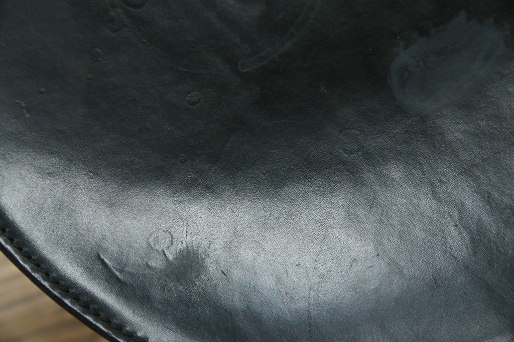 中古　希少品　イタリア　ザノッタ(zanotta)　TONIETTA(トニエッタ)シリーズ　本革　優雅なフォルムが魅力的なレザーチェア　定価約17万円　(R-061386)