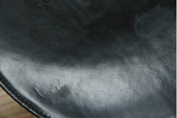 中古　希少品　イタリア　ザノッタ(zanotta)　TONIETTA(トニエッタ)シリーズ　本革　優雅なフォルムが魅力的なレザーチェア　定価約17万円　(R-061386)