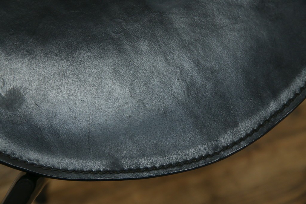 中古　希少品　イタリア　ザノッタ(zanotta)　TONIETTA(トニエッタ)シリーズ　本革　優雅なフォルムが魅力的なレザーチェア　定価約17万円　(R-061386)