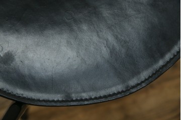 中古　希少品　イタリア　ザノッタ(zanotta)　TONIETTA(トニエッタ)シリーズ　本革　優雅なフォルムが魅力的なレザーチェア　定価約17万円　(R-061386)