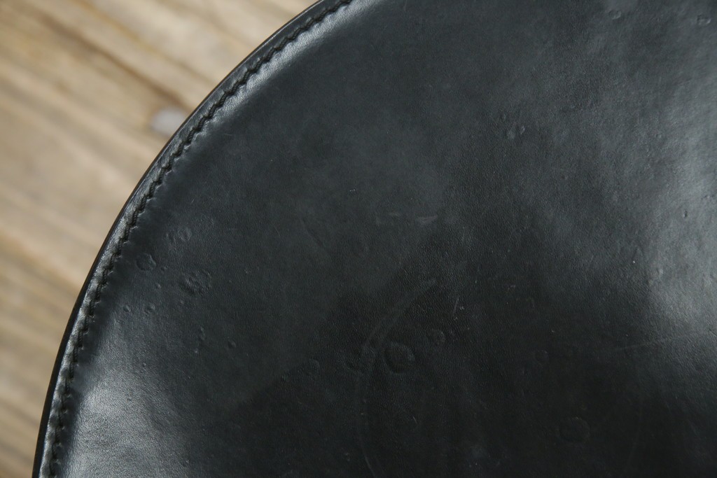 中古　希少品　イタリア　ザノッタ(zanotta)　TONIETTA(トニエッタ)シリーズ　本革　優雅なフォルムが魅力的なレザーチェア　定価約17万円　(R-061386)