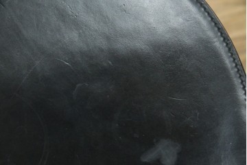 中古　希少品　イタリア　ザノッタ(zanotta)　TONIETTA(トニエッタ)シリーズ　本革　優雅なフォルムが魅力的なレザーチェア　定価約17万円　(R-061386)