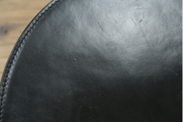 中古　希少品　イタリア　ザノッタ(zanotta)　TONIETTA(トニエッタ)シリーズ　本革　優雅なフォルムが魅力的なレザーチェア　定価約17万円　(R-061386)