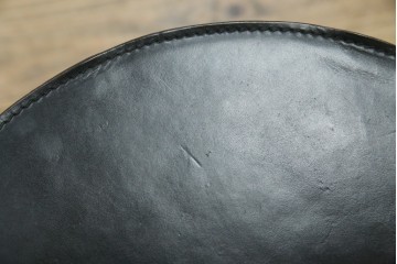 中古　希少品　イタリア　ザノッタ(zanotta)　TONIETTA(トニエッタ)シリーズ　本革　優雅なフォルムが魅力的なレザーチェア　定価約17万円　(R-061386)