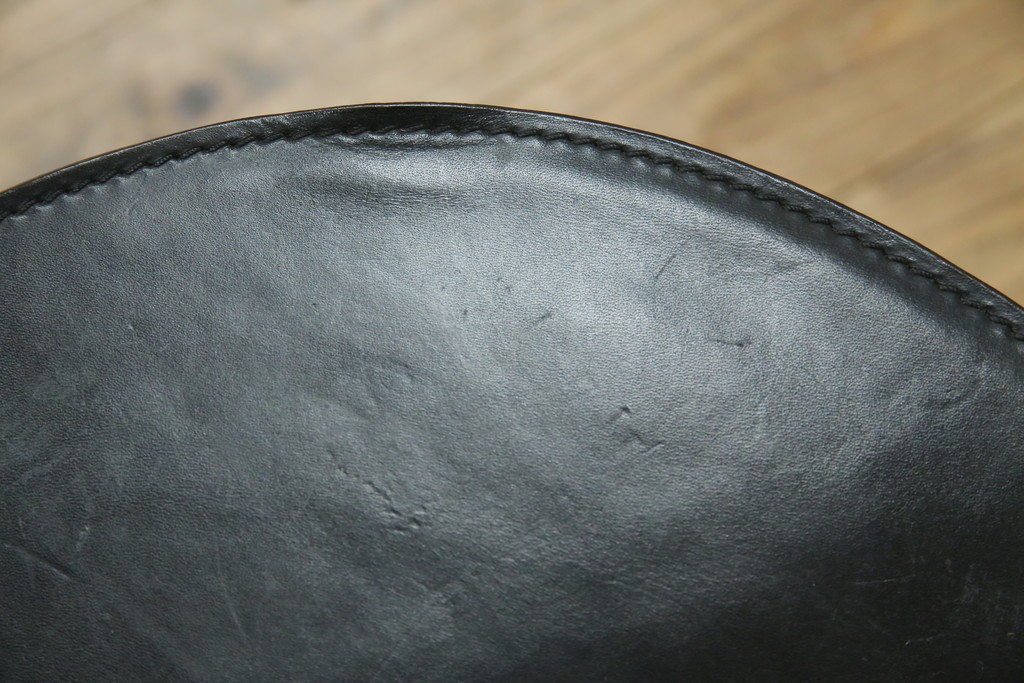 中古　希少品　イタリア　ザノッタ(zanotta)　TONIETTA(トニエッタ)シリーズ　本革　優雅なフォルムが魅力的なレザーチェア　定価約17万円　(R-061386)