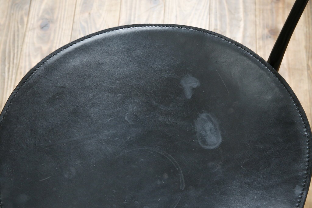 中古　希少品　イタリア　ザノッタ(zanotta)　TONIETTA(トニエッタ)シリーズ　本革　優雅なフォルムが魅力的なレザーチェア　定価約17万円　(R-061386)