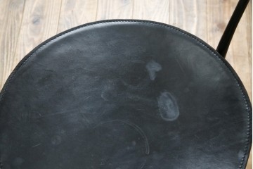 中古　希少品　イタリア　ザノッタ(zanotta)　TONIETTA(トニエッタ)シリーズ　本革　優雅なフォルムが魅力的なレザーチェア　定価約17万円　(R-061386)