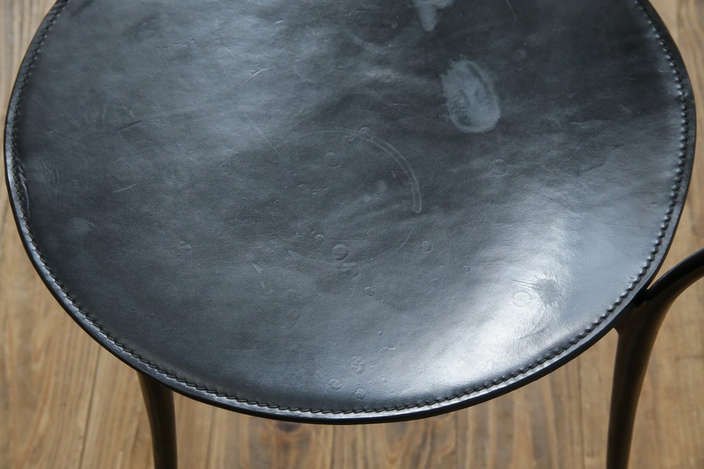 中古　希少品　イタリア　ザノッタ(zanotta)　TONIETTA(トニエッタ)シリーズ　本革　優雅なフォルムが魅力的なレザーチェア　定価約17万円　(R-061386)