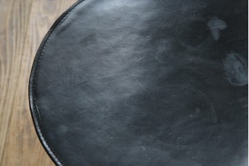 中古　希少品　イタリア　ザノッタ(zanotta)　TONIETTA(トニエッタ)シリーズ　本革　優雅なフォルムが魅力的なレザーチェア　定価約17万円　(R-061386)