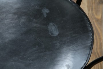 中古　希少品　イタリア　ザノッタ(zanotta)　TONIETTA(トニエッタ)シリーズ　本革　優雅なフォルムが魅力的なレザーチェア　定価約17万円　(R-061386)