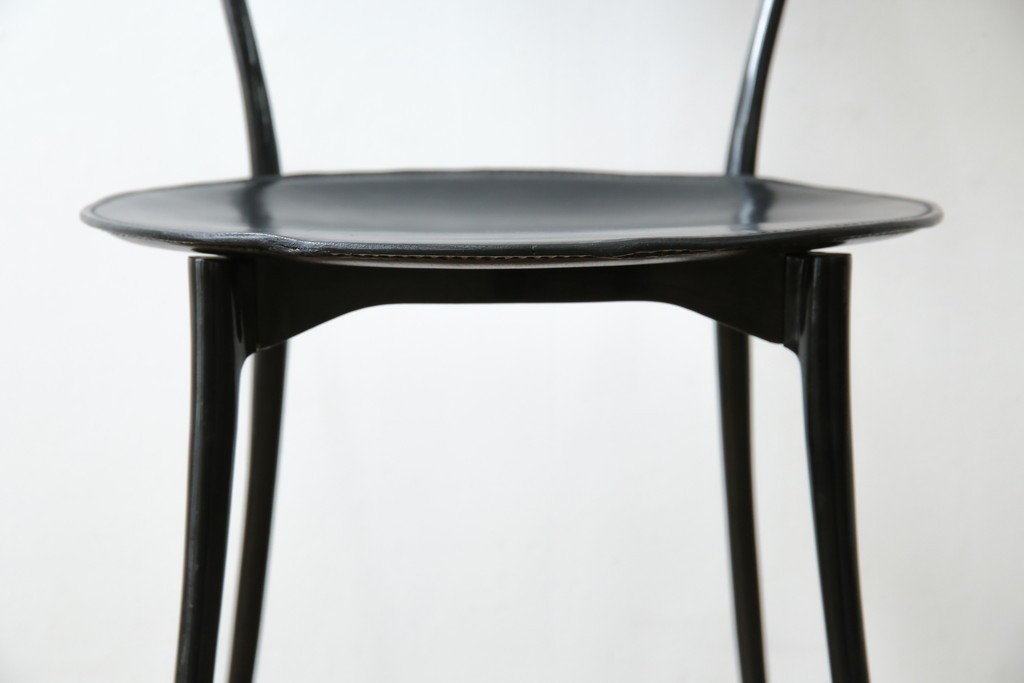 中古　希少品　イタリア　ザノッタ(zanotta)　TONIETTA(トニエッタ)シリーズ　本革　優雅なフォルムが魅力的なレザーチェア　定価約17万円　(R-061386)