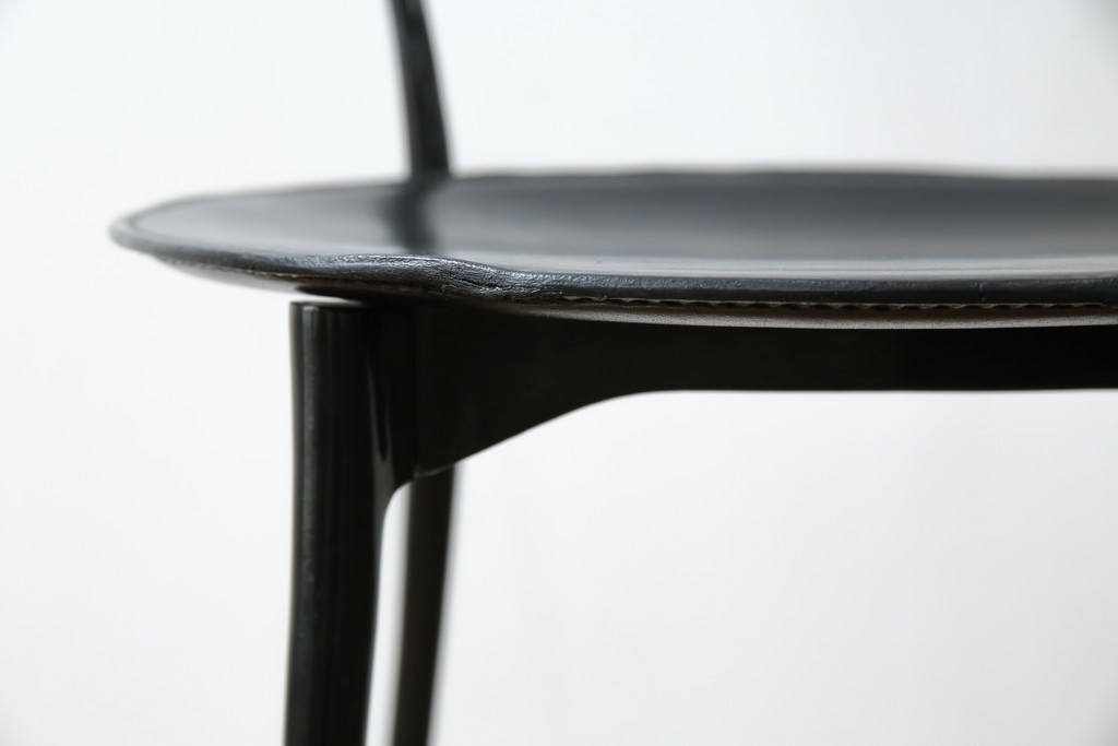 中古　希少品　イタリア　ザノッタ(zanotta)　TONIETTA(トニエッタ)シリーズ　本革　優雅なフォルムが魅力的なレザーチェア　定価約17万円　(R-061386)