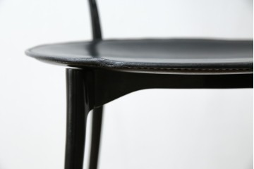 中古　希少品　イタリア　ザノッタ(zanotta)　TONIETTA(トニエッタ)シリーズ　本革　優雅なフォルムが魅力的なレザーチェア　定価約17万円　(R-061386)