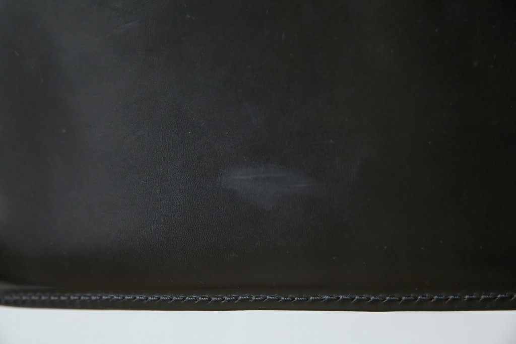 中古　希少品　イタリア　ザノッタ(zanotta)　TONIETTA(トニエッタ)シリーズ　本革　優雅なフォルムが魅力的なレザーチェア　定価約17万円　(R-061386)