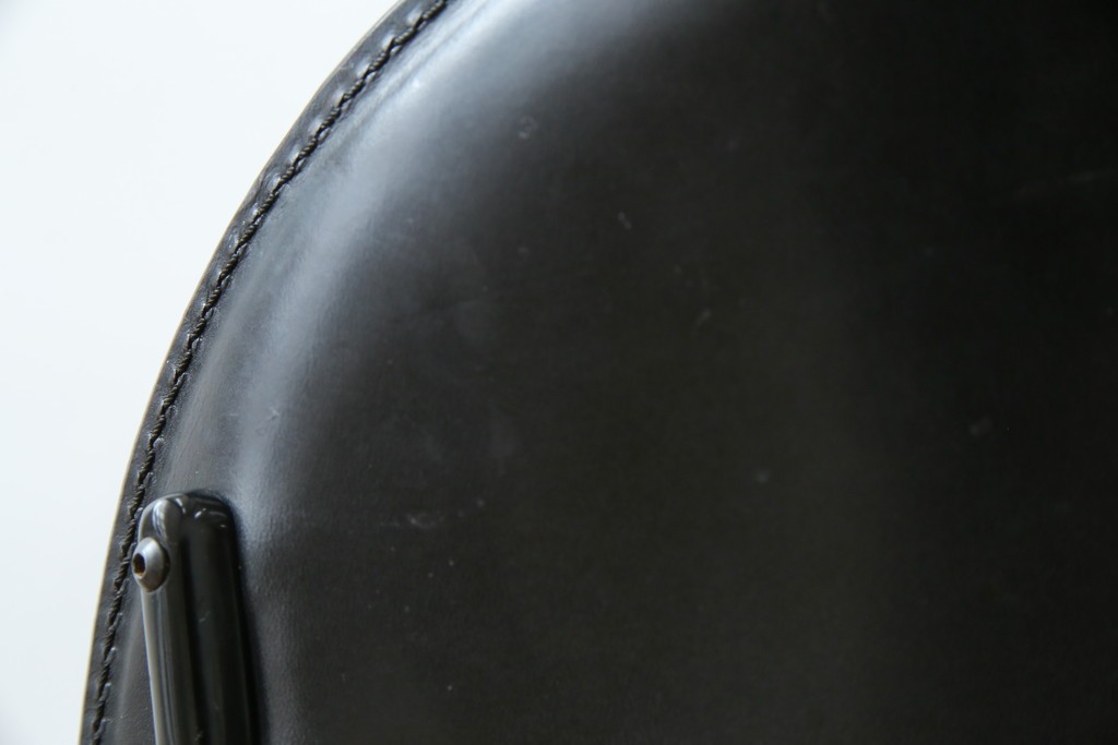 中古　希少品　イタリア　ザノッタ(zanotta)　TONIETTA(トニエッタ)シリーズ　本革　優雅なフォルムが魅力的なレザーチェア　定価約17万円　(R-061386)