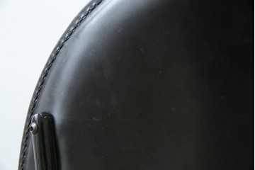 中古　希少品　イタリア　ザノッタ(zanotta)　TONIETTA(トニエッタ)シリーズ　本革　優雅なフォルムが魅力的なレザーチェア　定価約17万円　(R-061386)