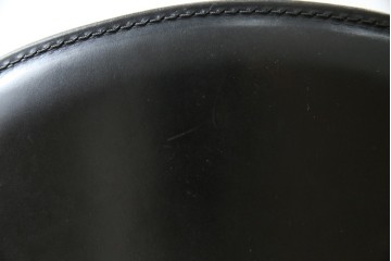 中古　希少品　イタリア　ザノッタ(zanotta)　TONIETTA(トニエッタ)シリーズ　本革　優雅なフォルムが魅力的なレザーチェア　定価約17万円　(R-061386)