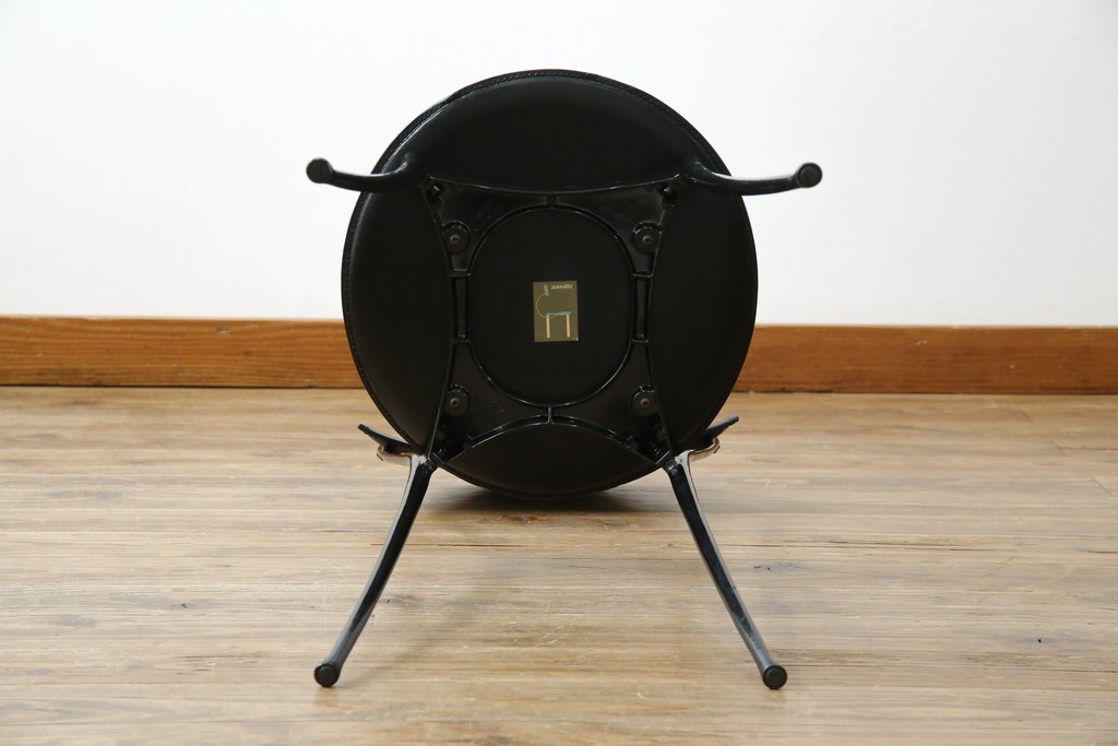 中古　希少品　イタリア　ザノッタ(zanotta)　TONIETTA(トニエッタ)シリーズ　本革　優雅なフォルムが魅力的なレザーチェア　定価約17万円　(R-061386)