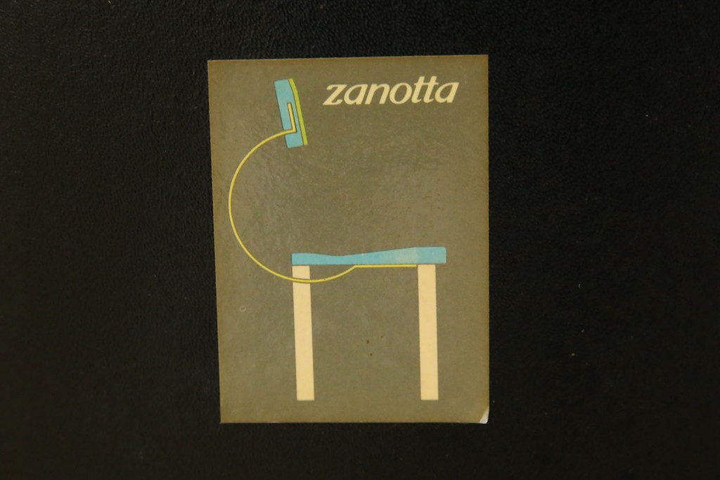 中古　希少品　イタリア　ザノッタ(zanotta)　TONIETTA(トニエッタ)シリーズ　本革　優雅なフォルムが魅力的なレザーチェア　定価約17万円　(R-061386)