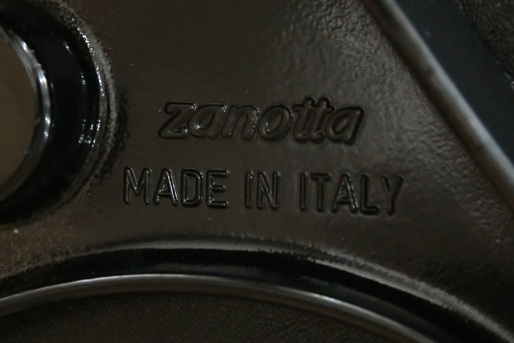 中古　希少品　イタリア　ザノッタ(zanotta)　TONIETTA(トニエッタ)シリーズ　本革　優雅なフォルムが魅力的なレザーチェア　定価約17万円　(R-061386)