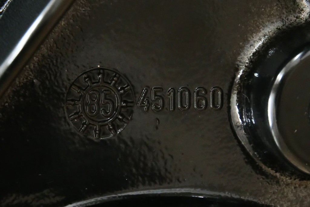 中古　希少品　イタリア　ザノッタ(zanotta)　TONIETTA(トニエッタ)シリーズ　本革　優雅なフォルムが魅力的なレザーチェア　定価約17万円　(R-061386)