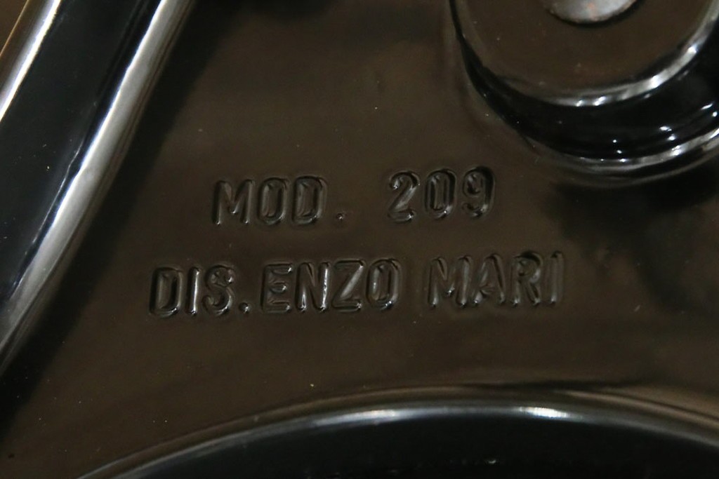 中古　希少品　イタリア　ザノッタ(zanotta)　TONIETTA(トニエッタ)シリーズ　本革　優雅なフォルムが魅力的なレザーチェア　定価約17万円　(R-061386)