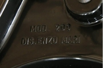 中古　希少品　イタリア　ザノッタ(zanotta)　TONIETTA(トニエッタ)シリーズ　本革　優雅なフォルムが魅力的なレザーチェア　定価約17万円　(R-061386)