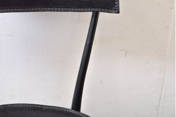 中古　希少品　イタリア　ザノッタ(zanotta)　TONIETTA(トニエッタ)シリーズ　本革　優雅なフォルムが魅力的なレザーチェア(ダイニングチェア、イス、椅子)(定価約17万円)(R-061386)