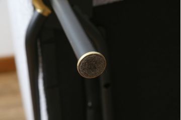 中古　イタリア　ミノッティ(Minotti)　フィルノワール(FIL NOIR)　洗練されたシルエットが美しいアームチェア(定価約70万円)(一人掛けソファ、1人掛け、イス)(R-061395)