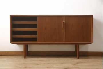 デンマークビンテージ　チーク材　北欧テイストの部屋づくりにぴったり!!木の温もり感じさせる洗練されたフォルムのサイドボード(サイドキャビネット、収納棚、戸棚、ヴィンテージ)(R-061398)