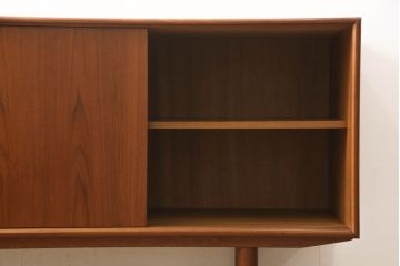 デンマークビンテージ　チーク材　北欧テイストの部屋づくりにぴったり!!木の温もり感じさせる洗練されたフォルムのサイドボード(サイドキャビネット、収納棚、戸棚、ヴィンテージ)(R-061398)
