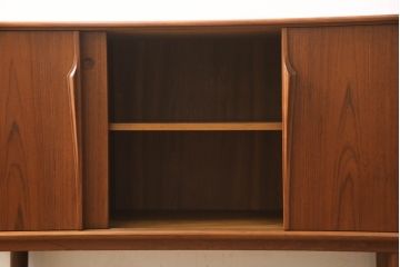 デンマークビンテージ　チーク材　北欧テイストの部屋づくりにぴったり!!木の温もり感じさせる洗練されたフォルムのサイドボード(サイドキャビネット、収納棚、戸棚、ヴィンテージ)(R-061398)