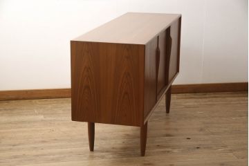 デンマークビンテージ　チーク材　北欧テイストの部屋づくりにぴったり!!木の温もり感じさせる洗練されたフォルムのサイドボード(サイドキャビネット、収納棚、戸棚、ヴィンテージ)(R-061398)