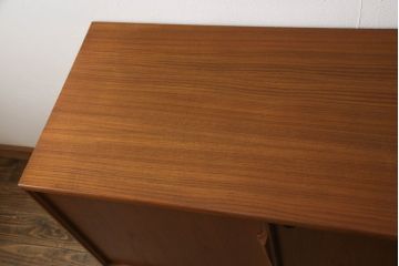 デンマークビンテージ　チーク材　北欧テイストの部屋づくりにぴったり!!木の温もり感じさせる洗練されたフォルムのサイドボード(サイドキャビネット、収納棚、戸棚、ヴィンテージ)(R-061398)