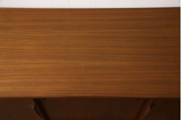 デンマークビンテージ　チーク材　北欧テイストの部屋づくりにぴったり!!木の温もり感じさせる洗練されたフォルムのサイドボード(サイドキャビネット、収納棚、戸棚、ヴィンテージ)(R-061398)