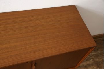デンマークビンテージ　チーク材　北欧テイストの部屋づくりにぴったり!!木の温もり感じさせる洗練されたフォルムのサイドボード(サイドキャビネット、収納棚、戸棚、ヴィンテージ)(R-061398)